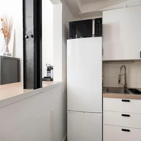 Appartamento Guestready - Lovely Bright Flat With Private Patio Parigi