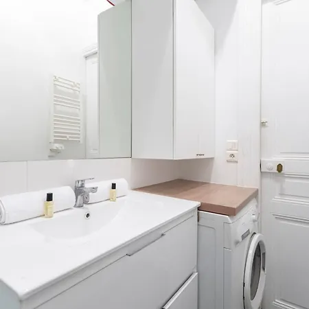 Appartamento Guestready - Lovely Bright Flat With Private Patio Parigi